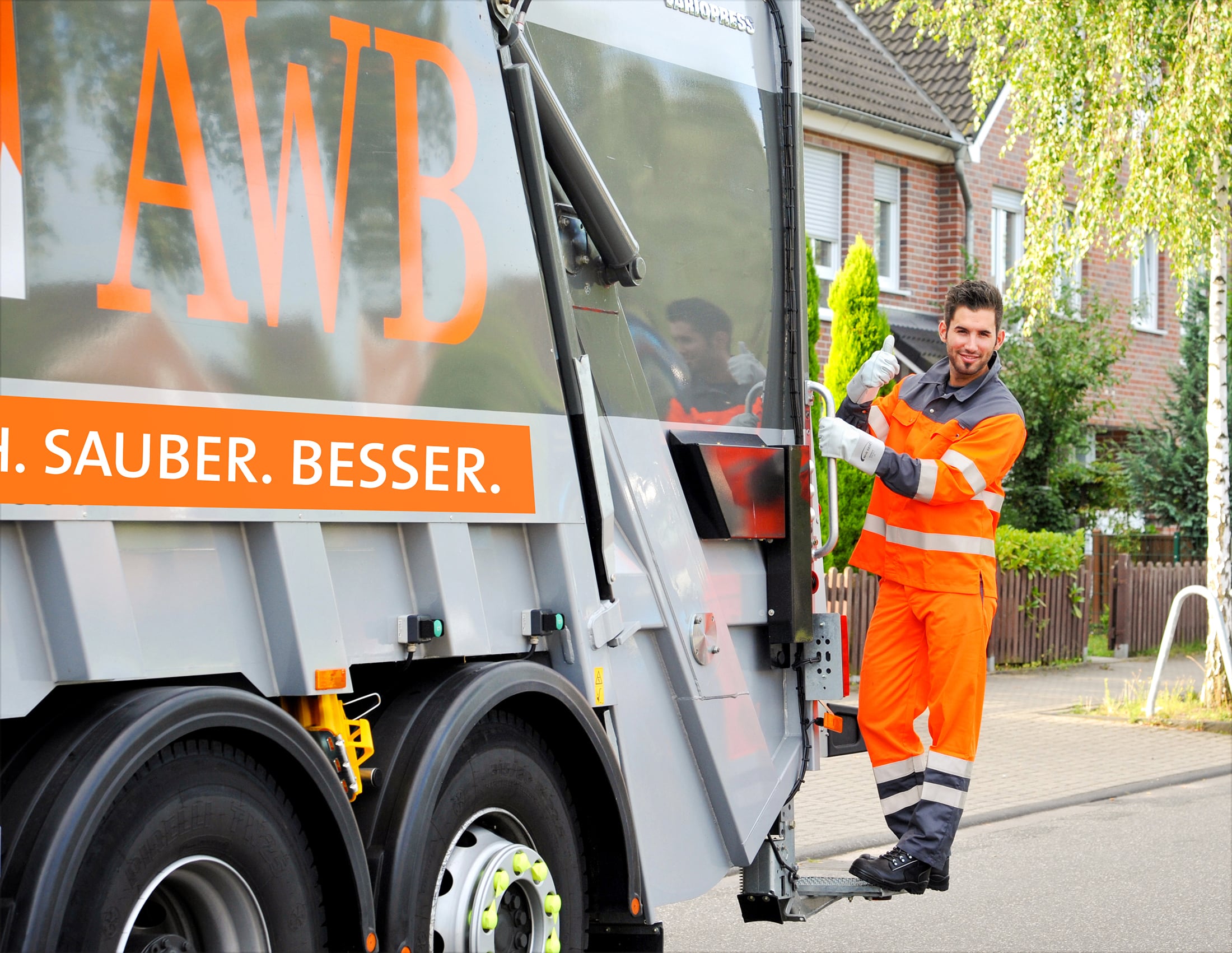 AWB-Mitarbeiter am Müllfahrzeug